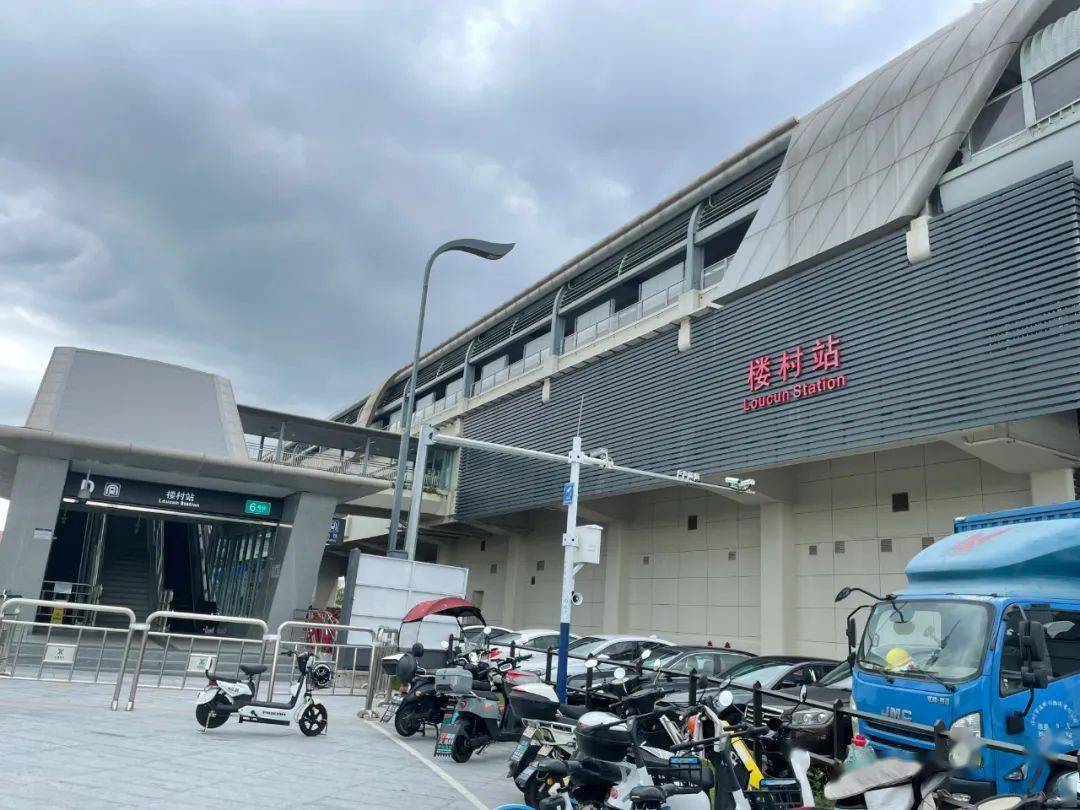 并不远,相比周边的安联尚瓃府以及金茂公园里,去到地铁站都要方便很多
