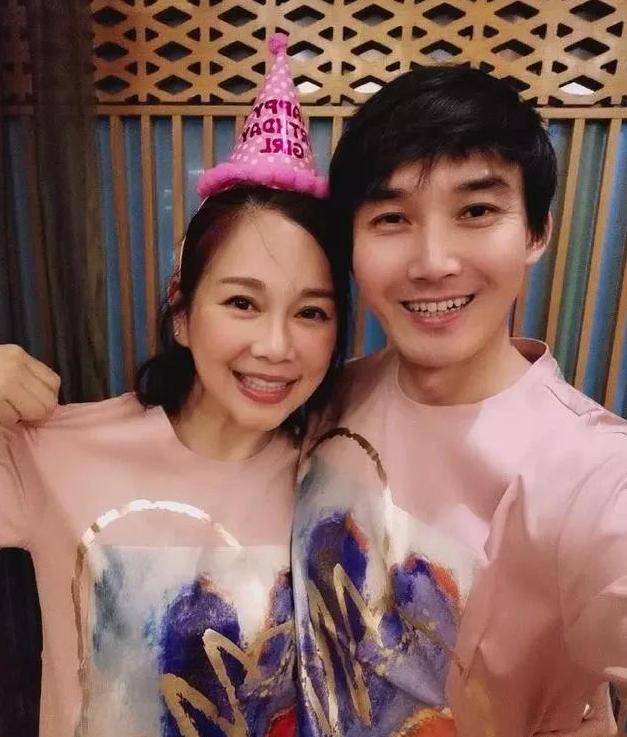 结语因为婚前患有卵巢病的关系,婚后的陈松伶始终没有怀孕.