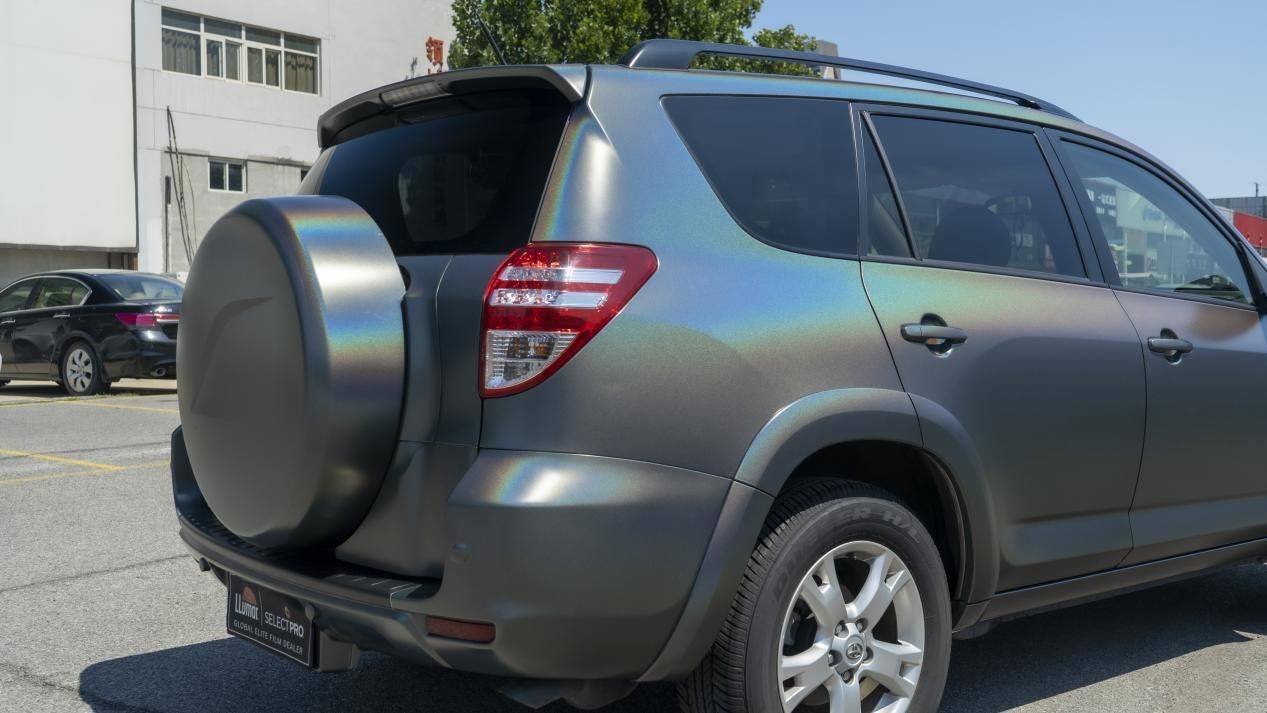 天津汽车贴膜店丰田荣放七彩镭射灰改色案例分享_搜狐汽车_搜狐网