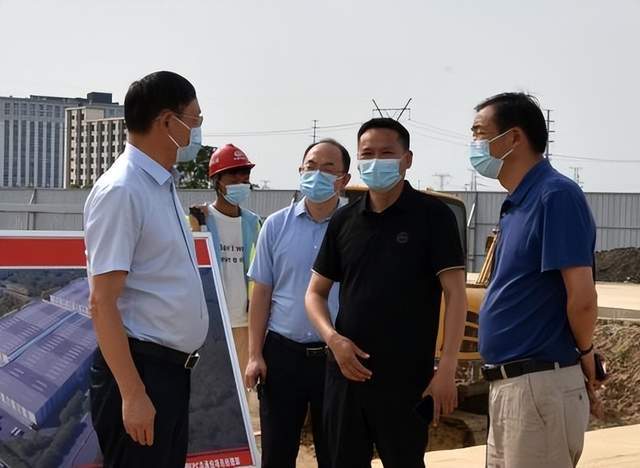 8月22日下午,遂平县委书记侯蕴深入县先进制造业开发区及和兴镇,调研