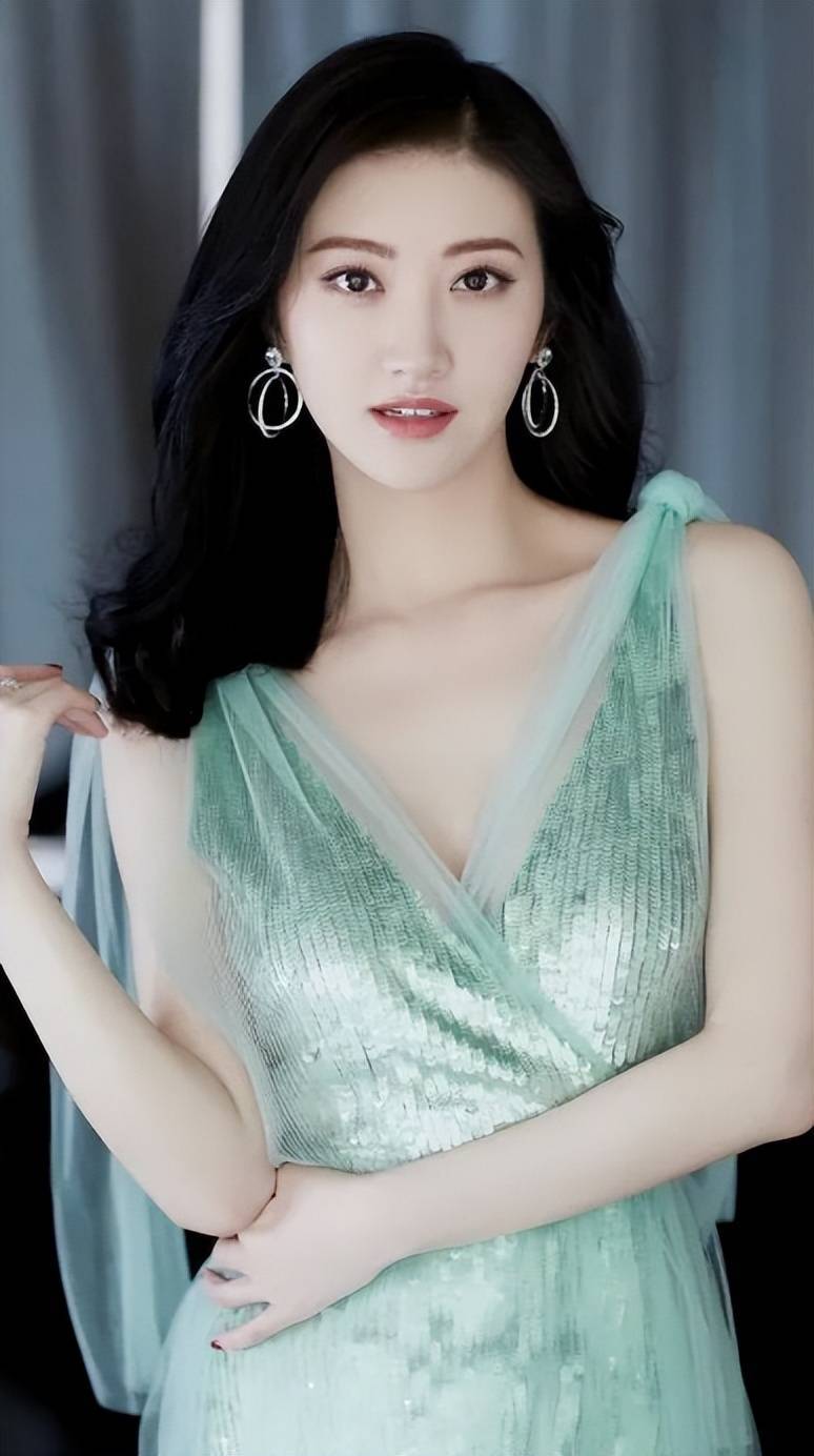 為何法式審美觀裏的“高階臉”	
，會越看越規整	？