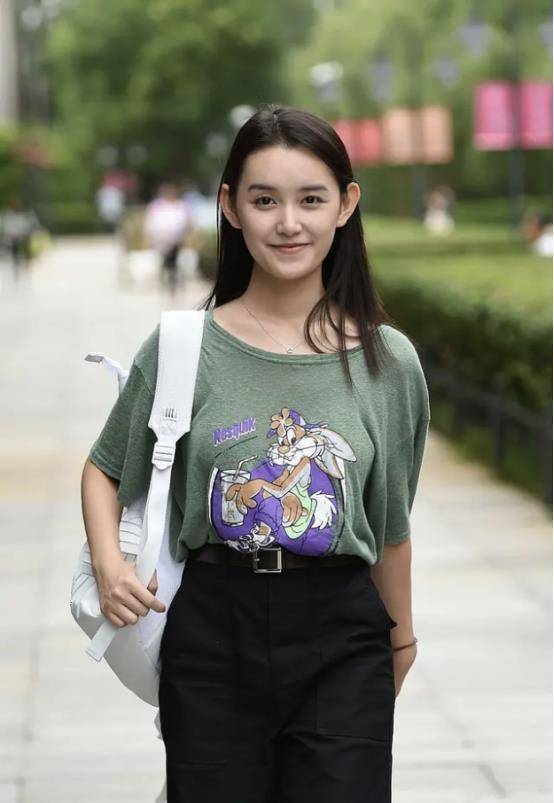 蒋依依打扮真有"学生样,卡通t恤配帅气工装,尽显少女活力感_造型