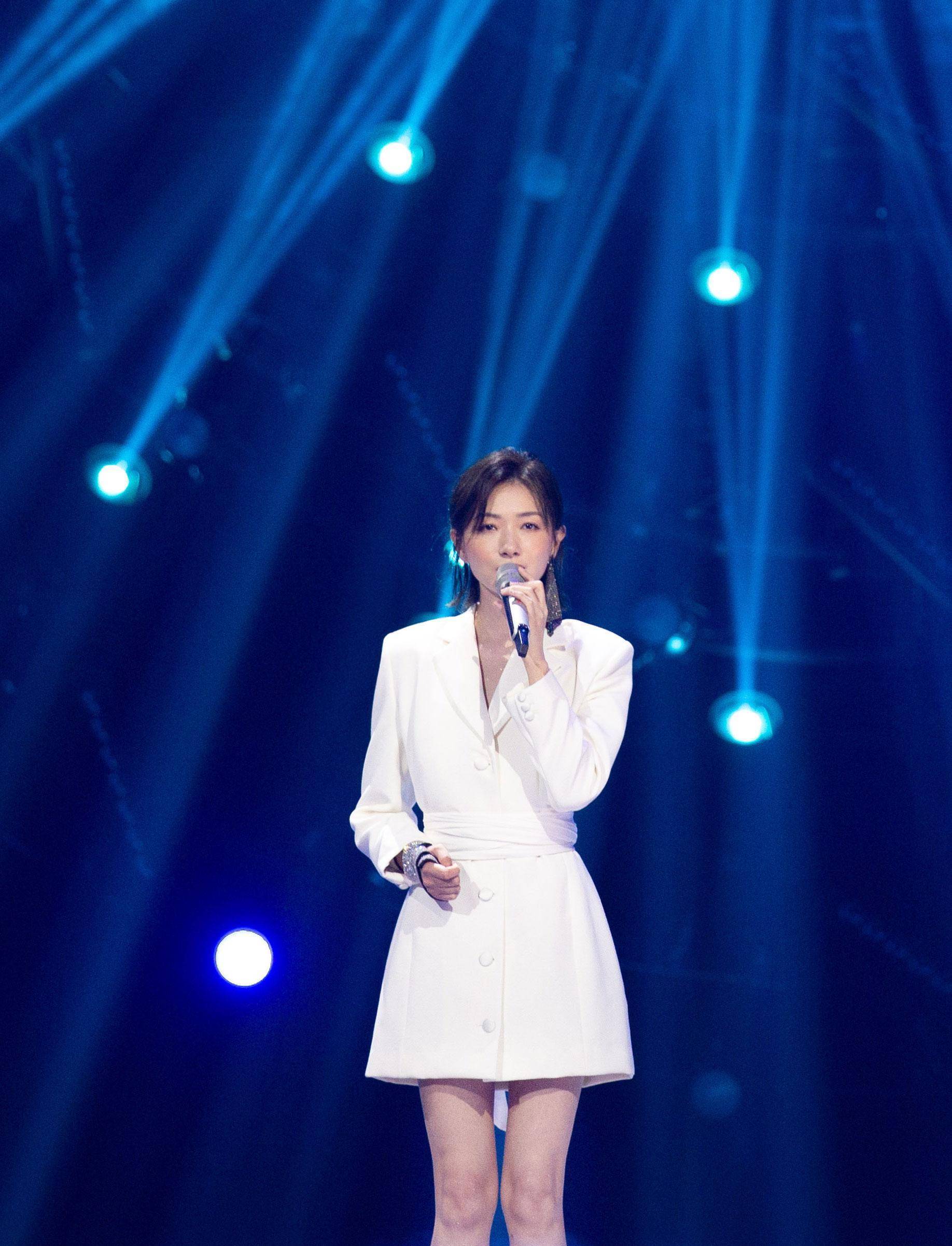 万茜好适合知性风,身穿米白色西装裙搭配高跟鞋,简约又大气_穿着_显得