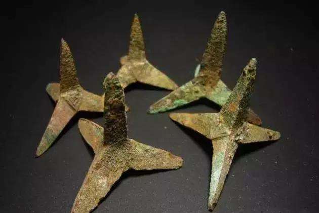 战国时期出现的铁蒺藜,身上有四根尖刺,限制敌军的军用器材_冷兵器