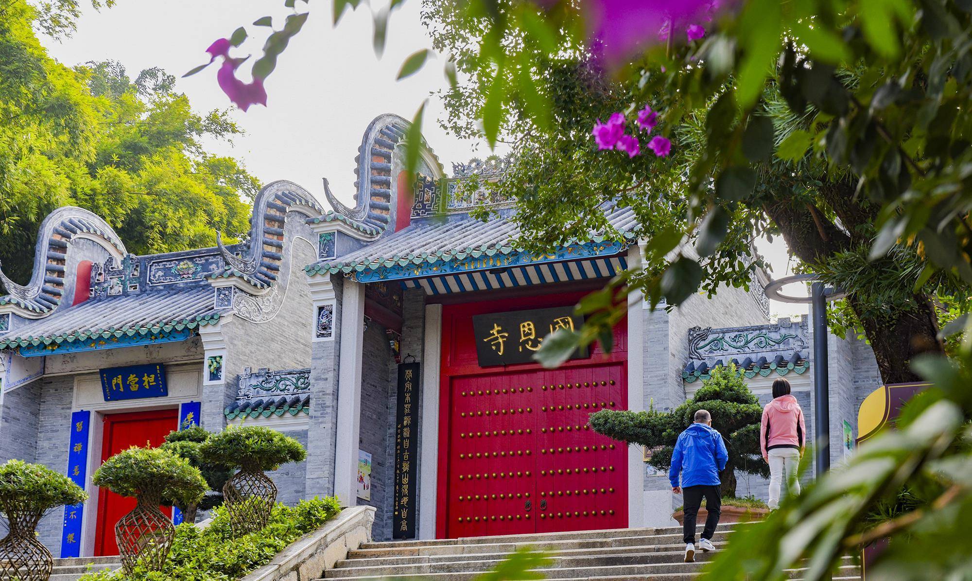 广东罕见的海边悬崖寺庙，建筑气势恢宏，获称“阳江小故宫”_飞龙寺