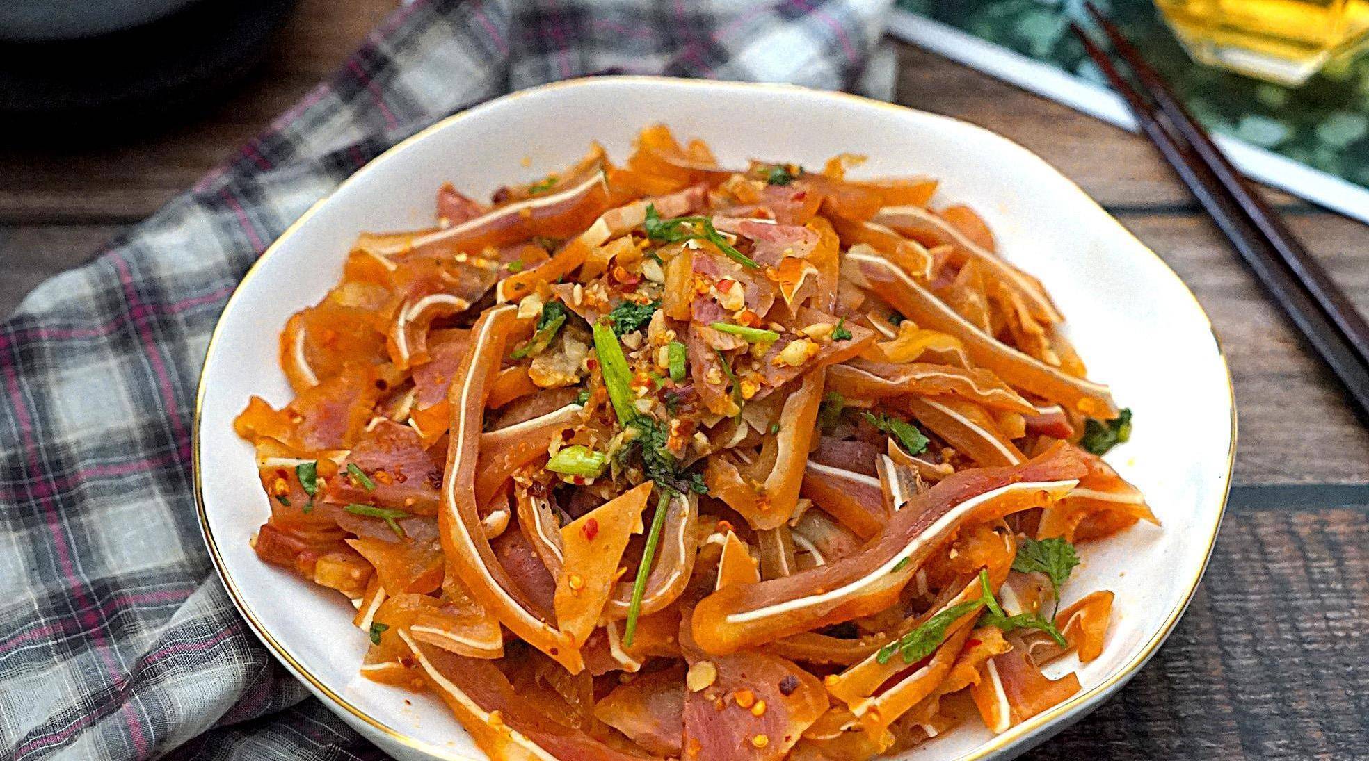 凉拌猪耳朵(这道家常菜做法非常简单,用酱牛肉和大白菜炖一炖就可以了