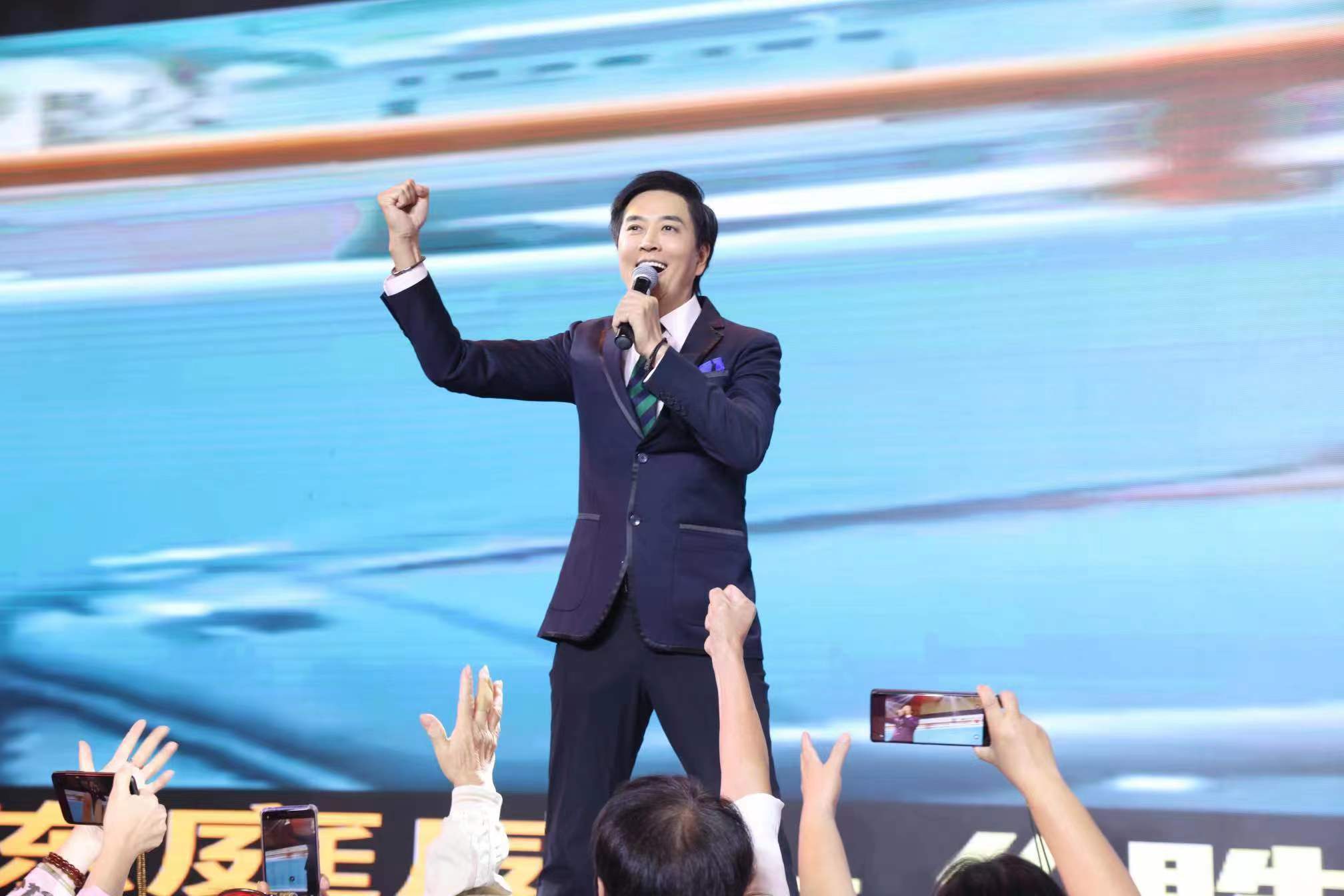 陈庭威 线上线下活动活力十足_直播_外貌_类型