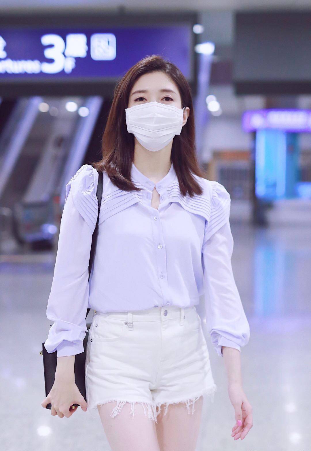 江疏影私服造型真洋气,紫色衬衫搭配白色牛仔短裤,简约高级_身材_时尚