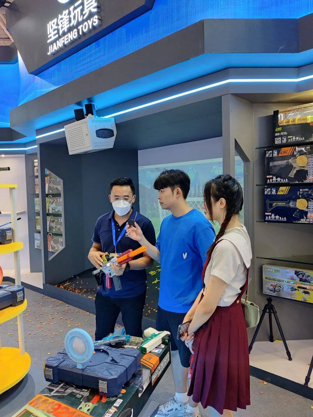 湖南电视台《金鹰卡通》主持人大鱼激情碰撞坚锋玩具,金鹰专场直播