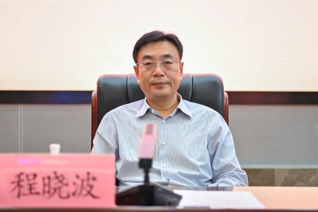 在全场热烈的掌声中,程晓波为在"应急使命·2022"演习中荣立集体二等