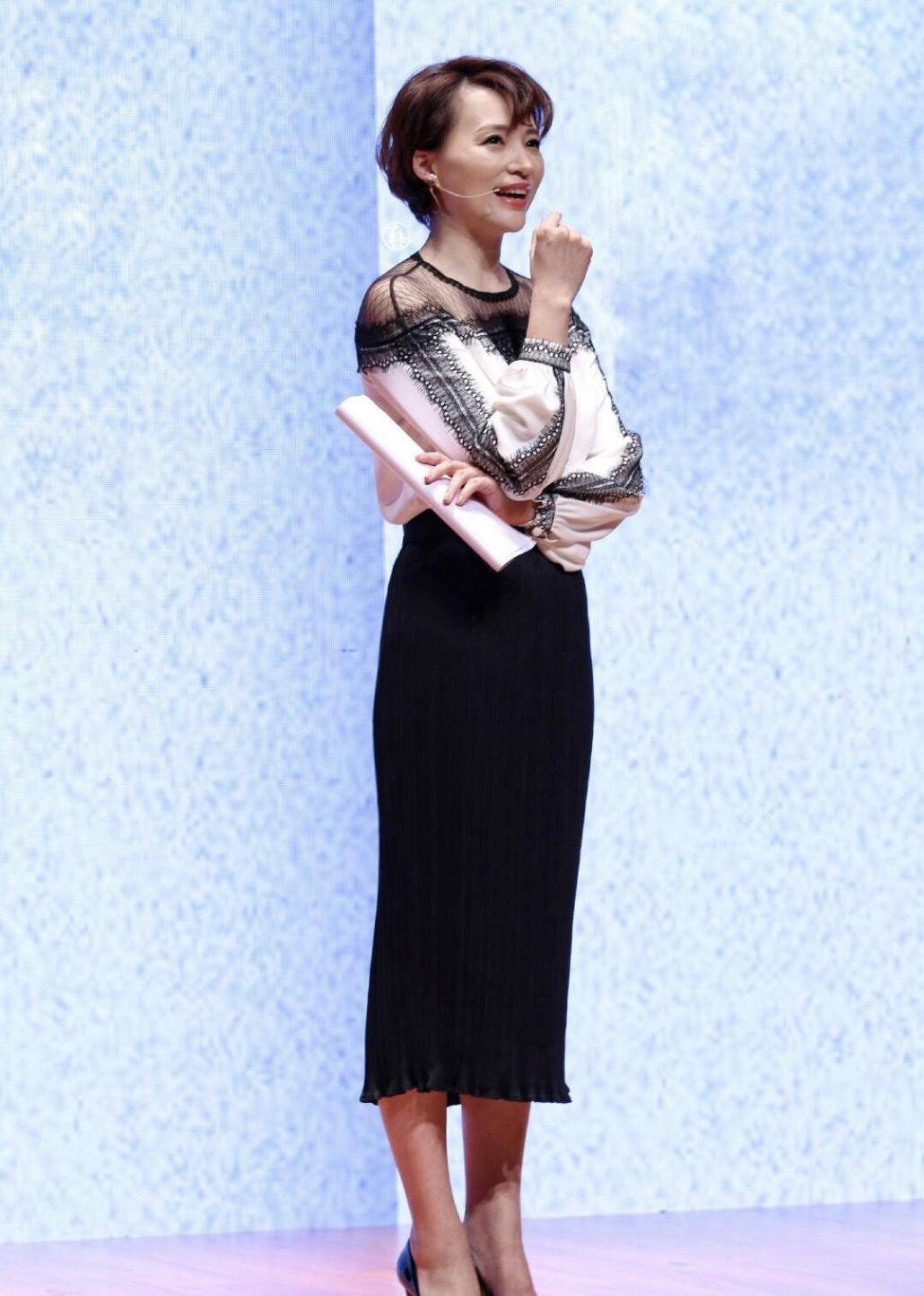 40岁的女人,夏天再热也不要穿短裤,学董卿这样穿真有气质