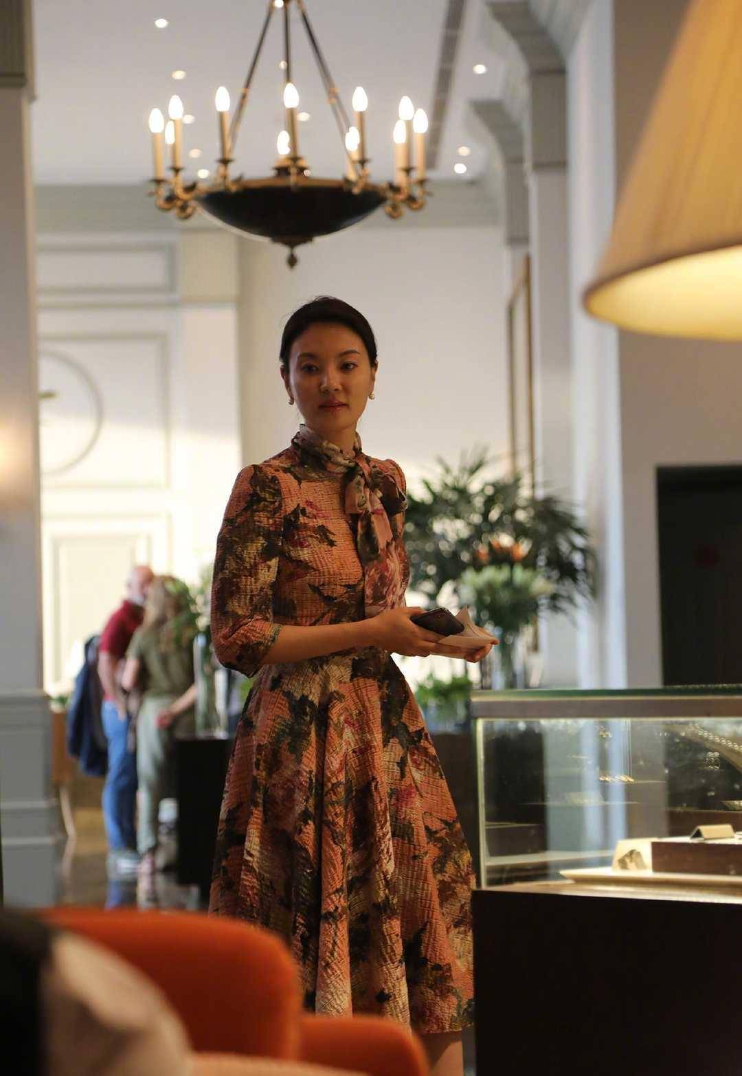 刘芳菲很有"贵族"气质,穿黑色背心配高腰裤走机场,气场强大