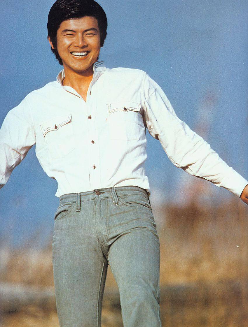 三浦友和年轻和百惠一样时尚,穿白衬衫搭牛仔裤儒雅帅气,真般配_少年