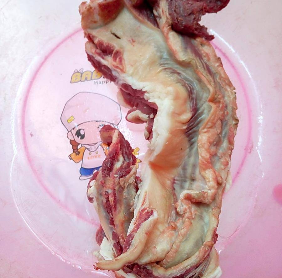 牛白腩 牛肚组合材料:牛白腩一整块,选肉筋膜比例合适的(香港说的爽腩