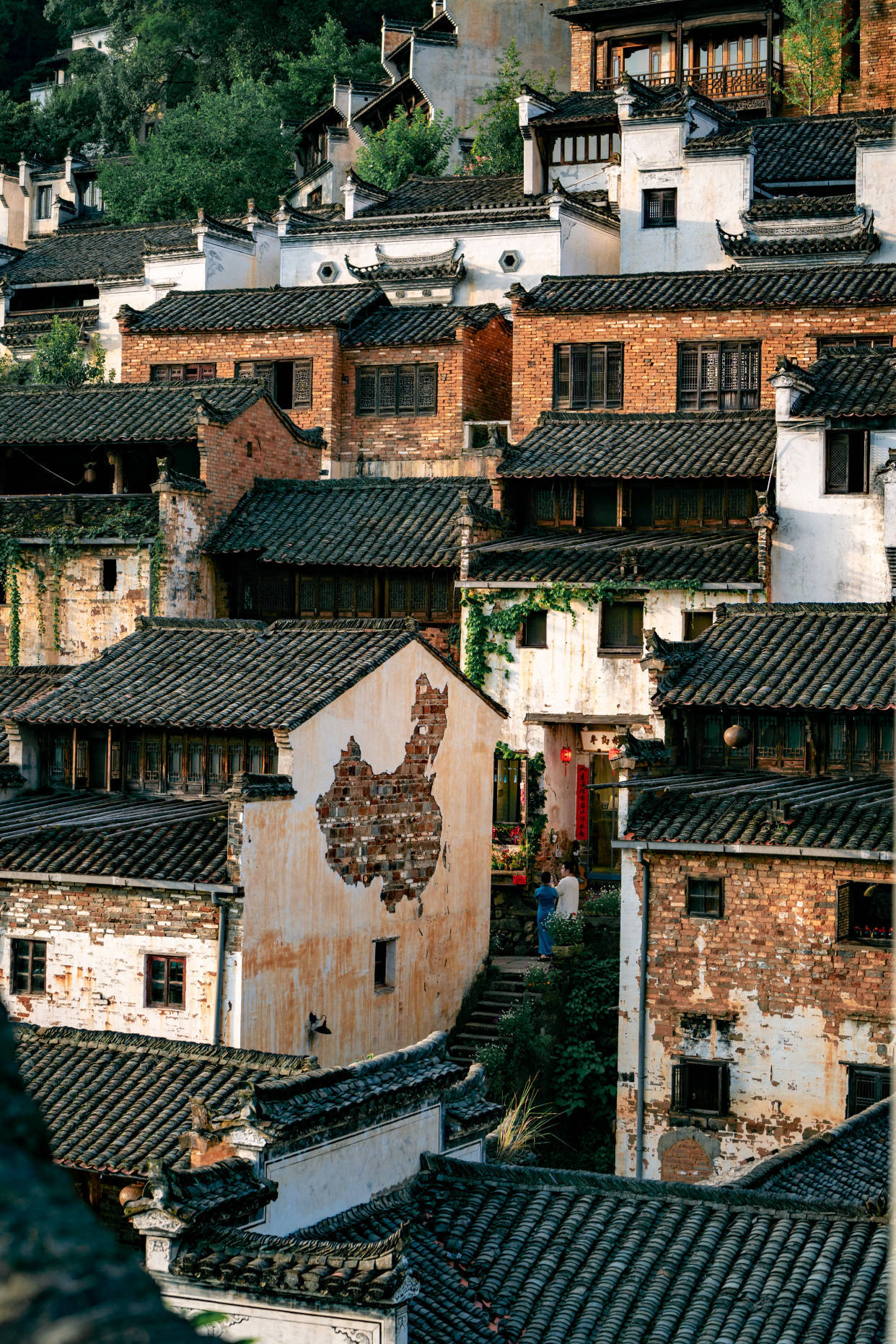 特点:是数百栋徽派民居中的一栋,较大程度保留了村落民居的原味和特点