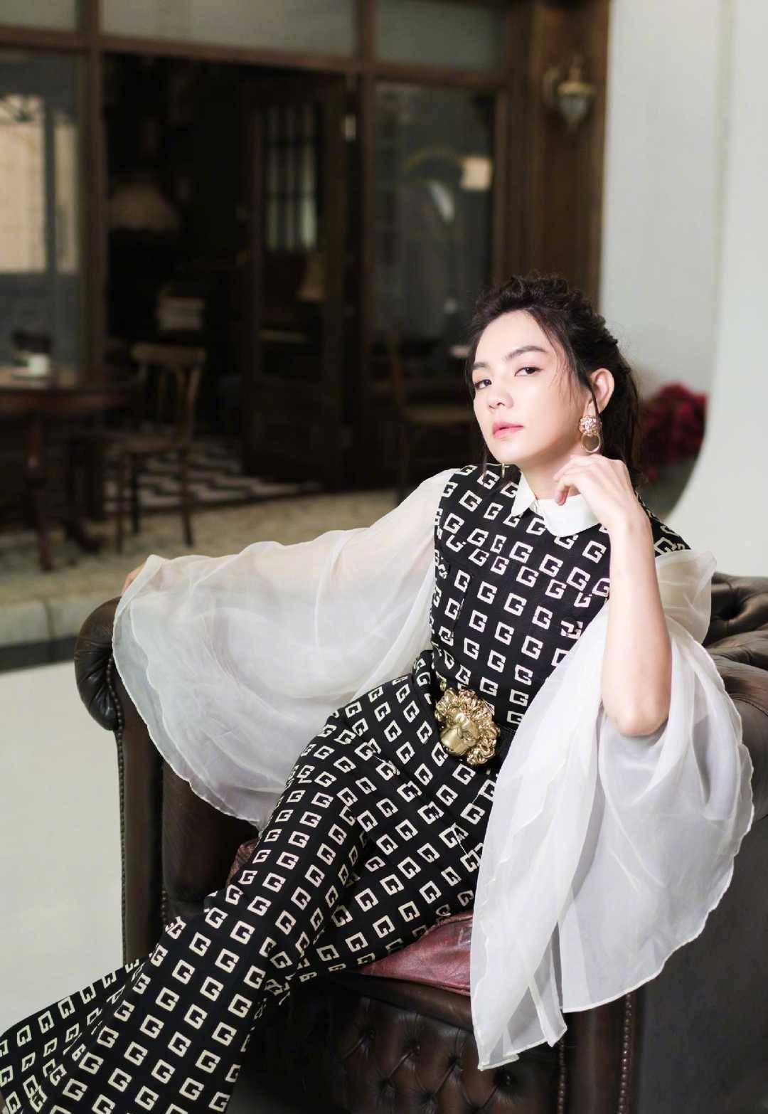 陈嘉桦新造型"a爆",穿深v连体裤凹造型,时尚袜配