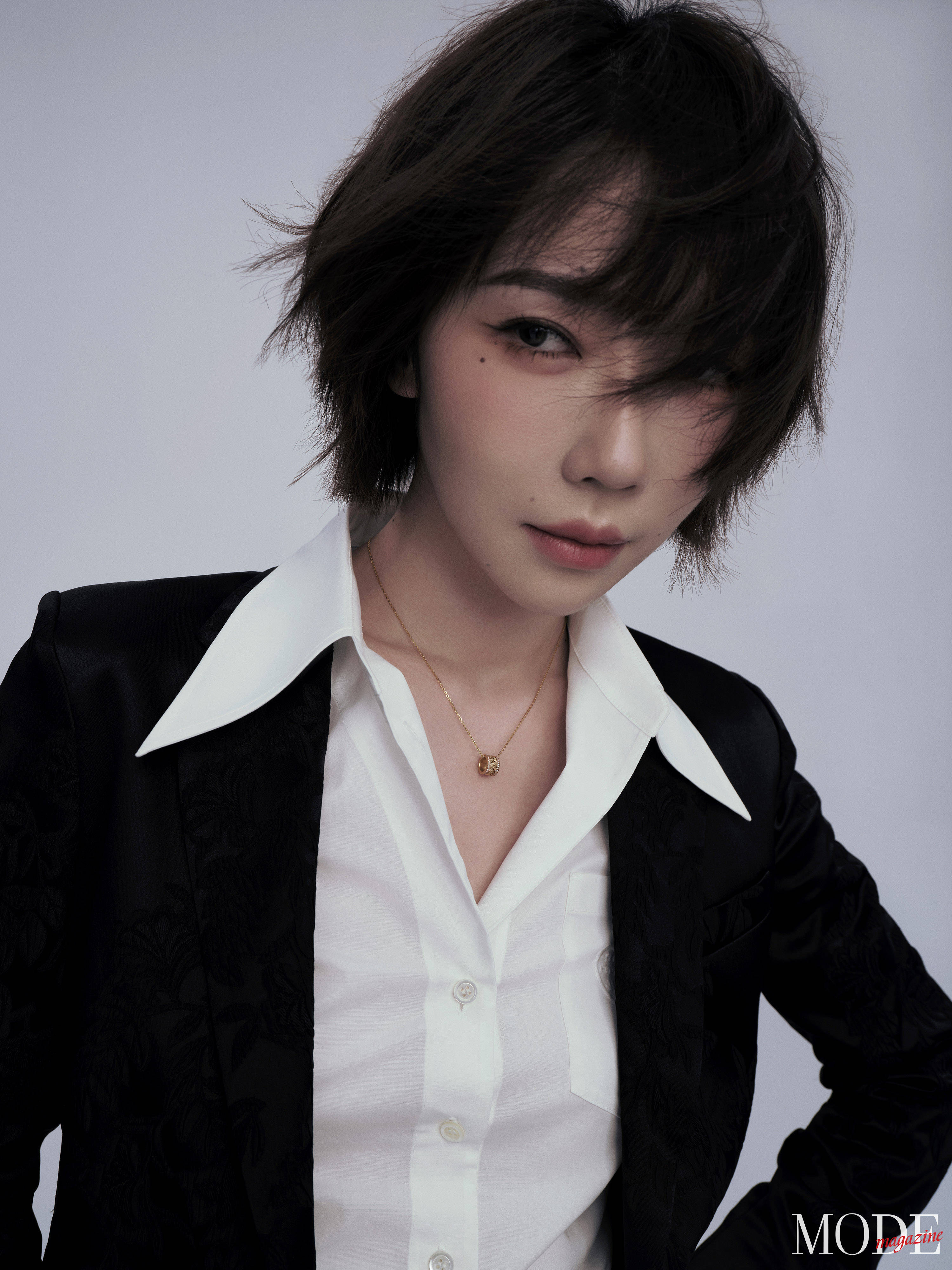 刘恋斩获《视周刊mode》个人纸刊首封,乘风破浪不掩锋芒_时尚_杂志