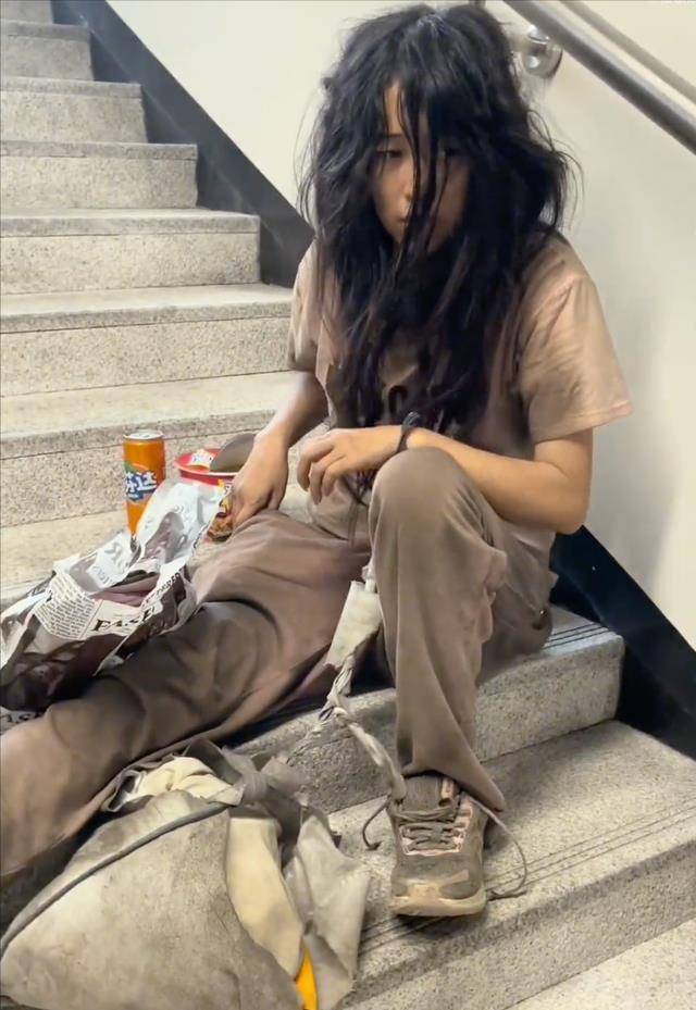 漂亮女孩流浪街头,衣衫褴褛蓬头垢面,不愿回家不愿接受路人施舍_女子