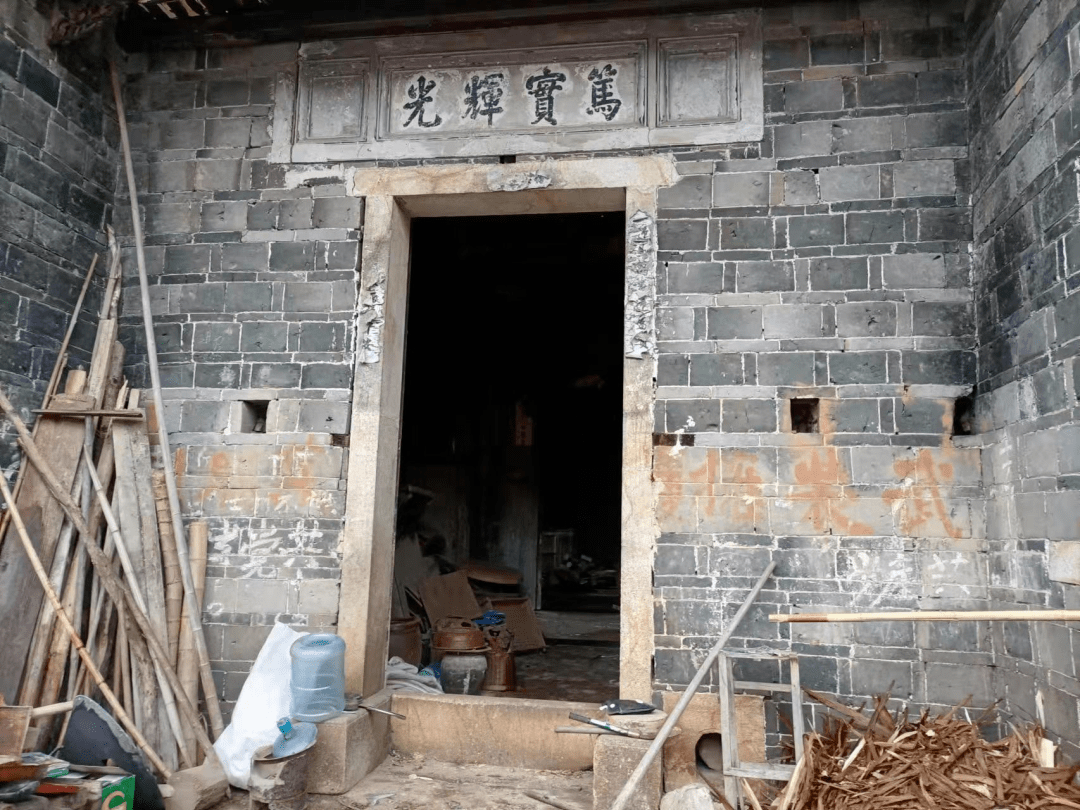 这是笔者在永丰县上溪乡一栋古老民宅的墙壁上发现的红军标语.