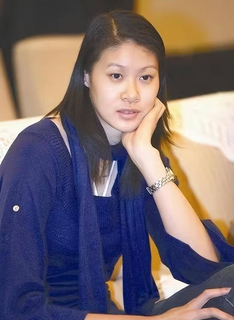 运动员期间,曾有传赵蕊蕊与姚明有染,但后来被赵蕊蕊反驳.