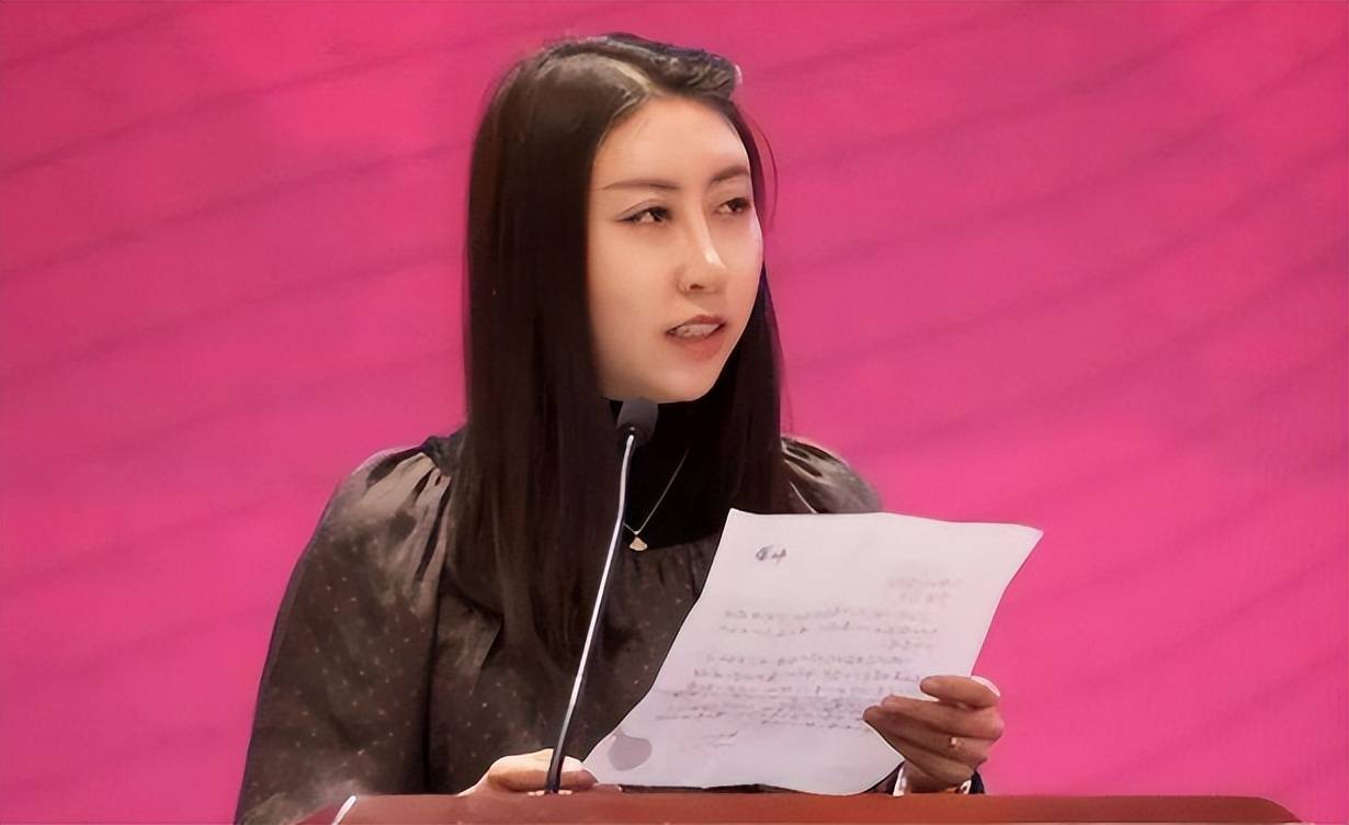 "还得有个好爹",贾浅浅入围作协会员惹争议,过往作品不堪入目_质疑