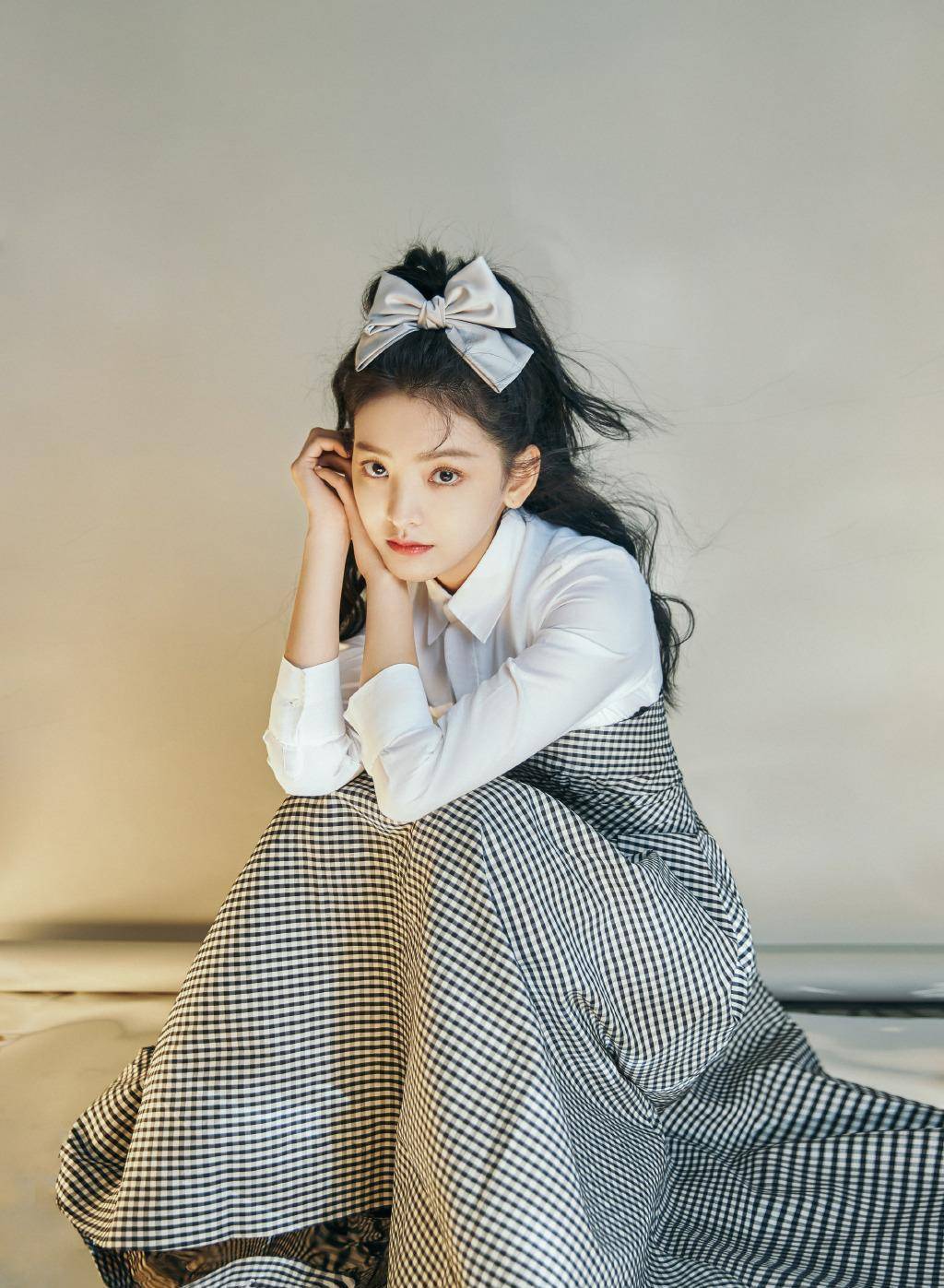 章若楠不愧是"氧气少女",衬衫抹身材裙配蝴蝶结发卡,甜美优雅_宝服装