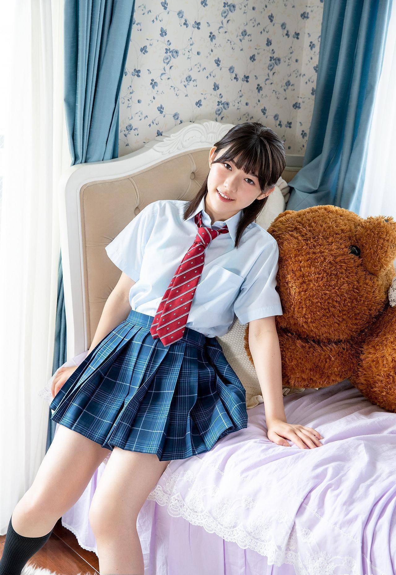 穿jk制服的国外美少女圆嘟嘟的笑脸看起来甜美又可爱