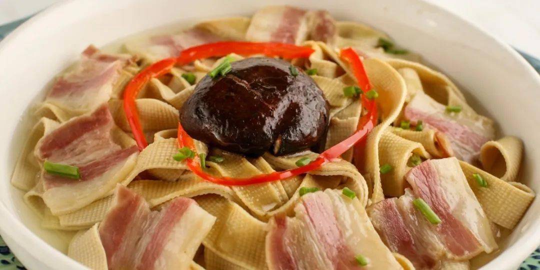 嗲得咧!菜单十分丰富:有红烧大扁鱼,咖喱土豆鸡丁,咸肉蒸百叶.