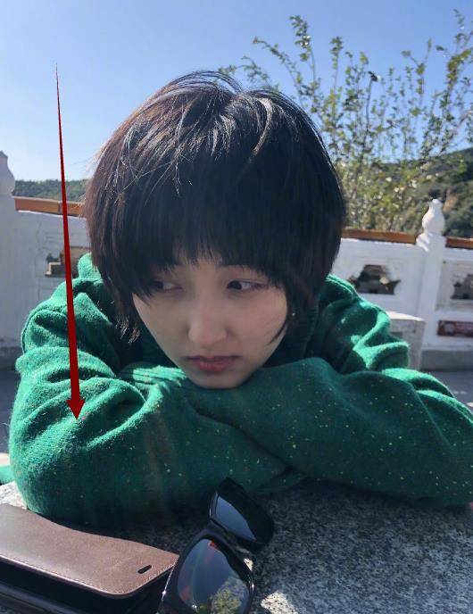 开学后,张子枫第一次晒自拍,都被她手机壳吸引,上学还是作秀一目了然