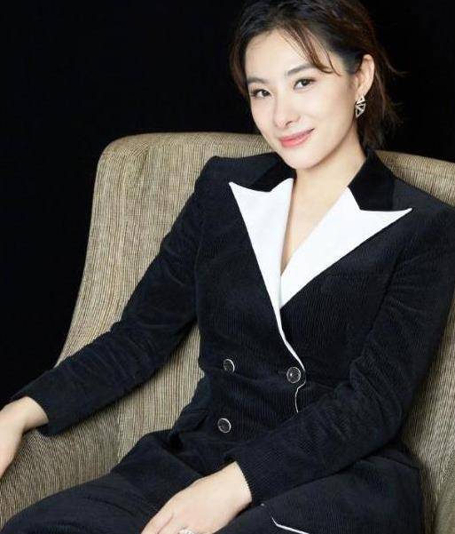 身穿黑色西装,既知性又大气,这样的刘璇你们见过吗?_时尚_西服_潮流
