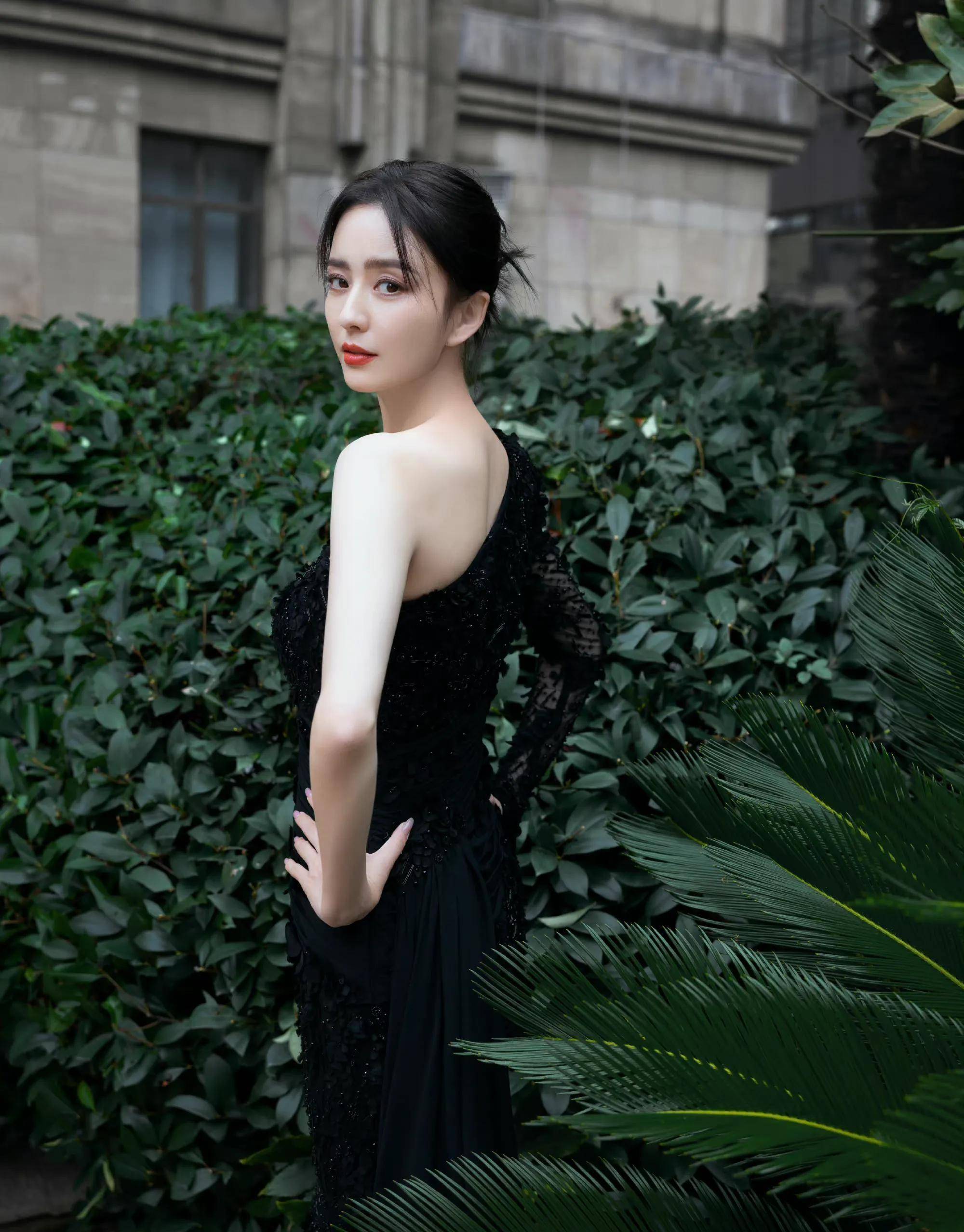 佟丽娅黑色礼服造型,明艳优雅,气场不凡_飞扬_活动_裙摆