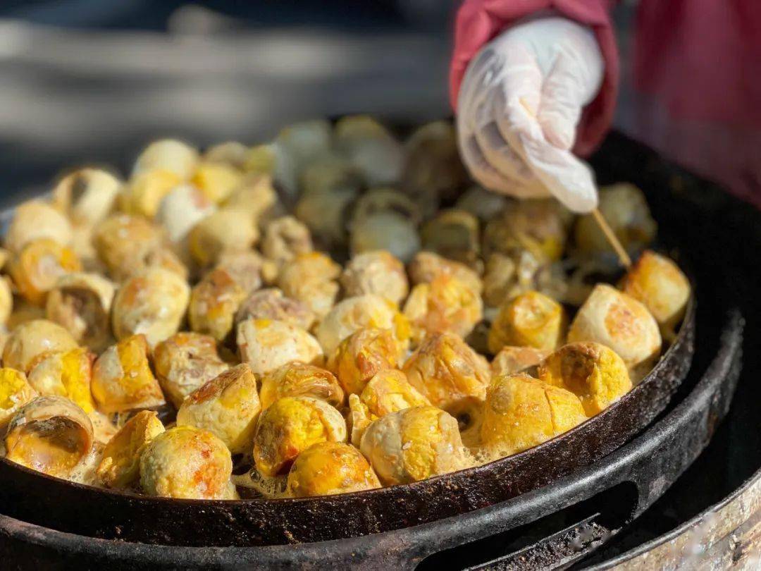 烤面筋,烤毛蛋等小吃外,事儿君竟然在这个大集看到了网红水果茶,冰粉