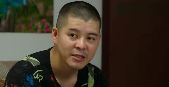 在2005年舞台的《功夫》这个小品中,他扮演了"小忽悠",一起上台的还有