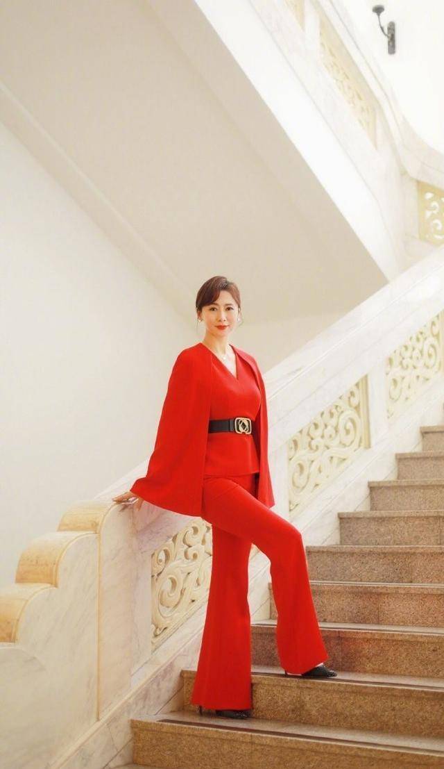 西装现在已成为了当下女性衣橱中的常备单品,翁虹的西装造型则更加的