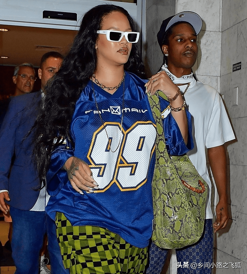 蕾哈娜穿宽松球服搭配方格纹长裤 与男友约会低调亮相_rocky_rihanna