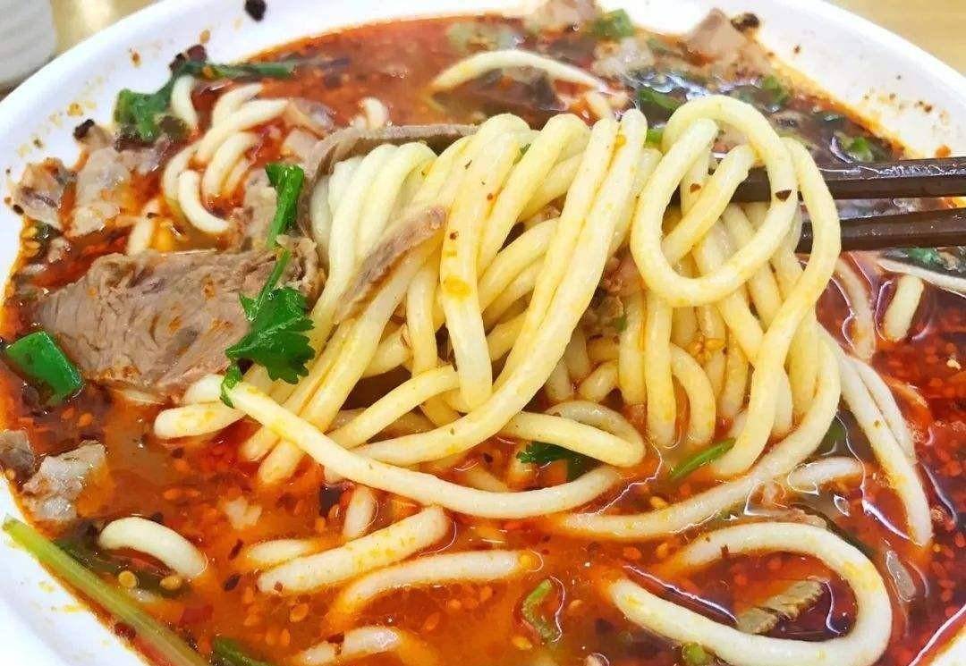 山西各地的饸饹面也是风格迥异,像吕梁地区的就比较独特,它的名字叫做