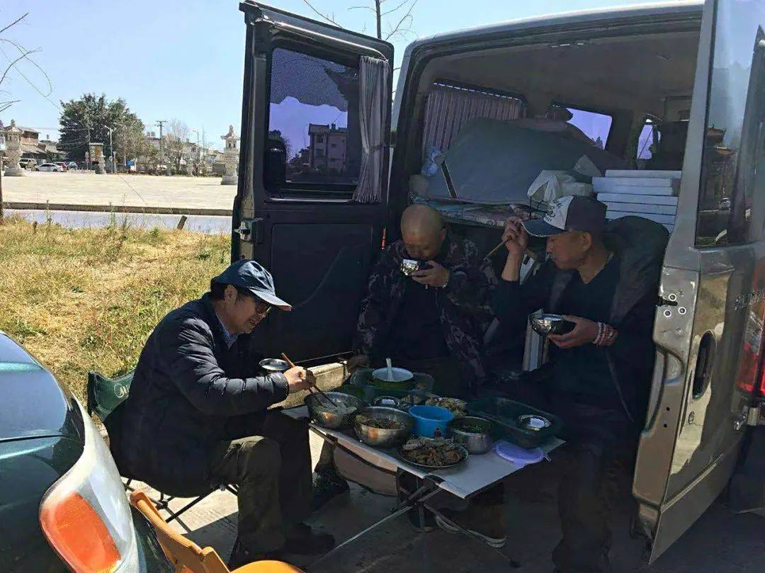 望不到头的欲望,那些都是被商业社会裹挟的种种证据,可以说是铁证如山