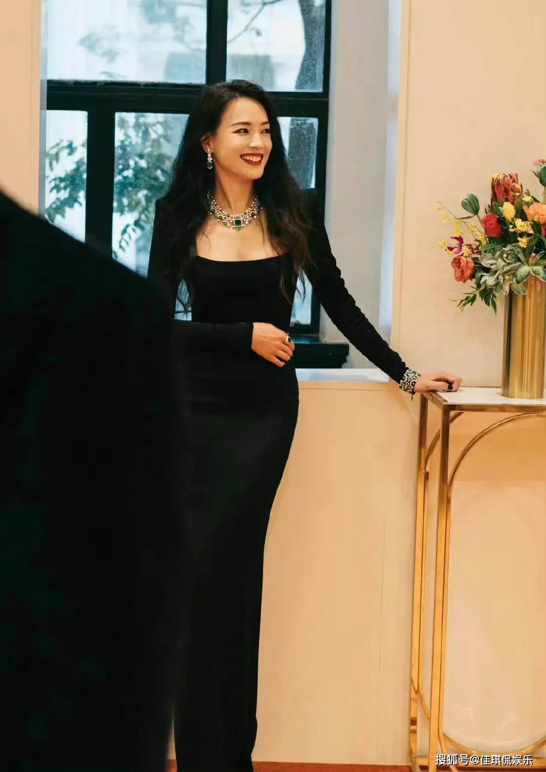 舒淇出席宝格丽活动,一袭黑裙勾勒曲线,波浪卷大红唇,风情万种_漂亮
