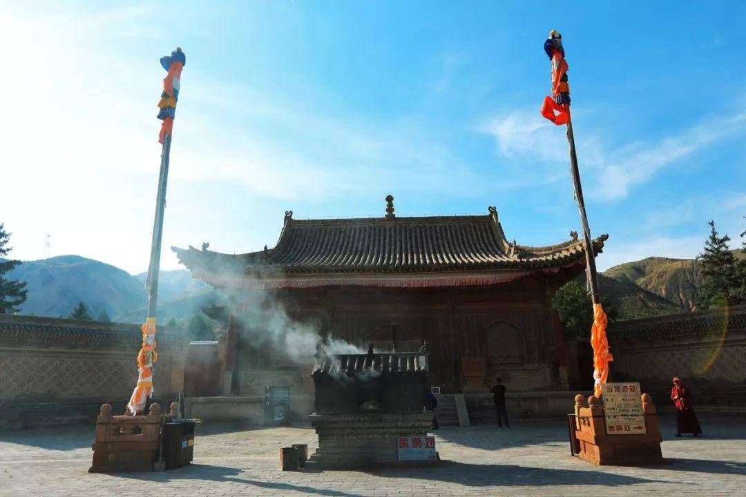 藏在內蒙古山中裏的“小故宮”，或者說很有名的寺院	，亞洲地區已惟一