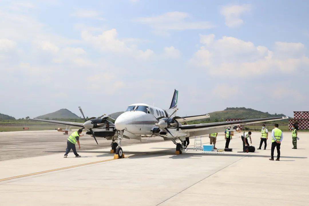 這兩架增雨飛機從黃果樹機場起飛,通過協同作業為貴州多處人工增雨