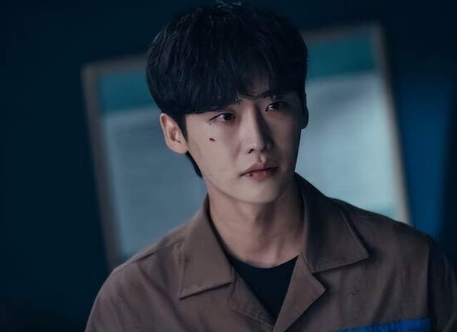 李钟硕晒出受伤剧照,鼻子和嘴唇露出一道血痕,满脸淤青眼睛肿大_黑话