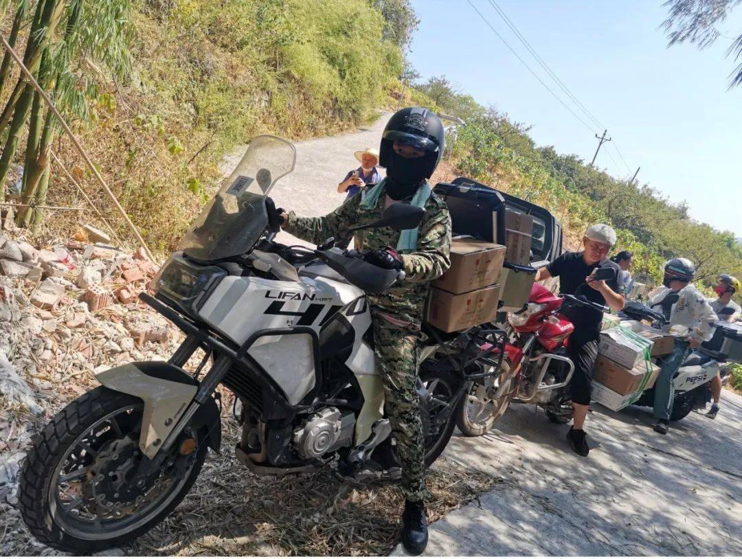 重庆摩托车骑士战山火:上千志愿者搭起2公里物资_救援_缙云山_颜理