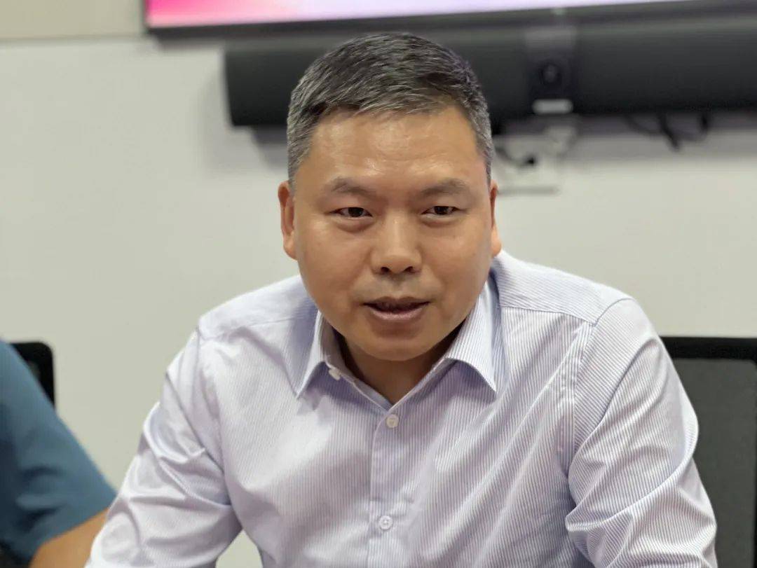 钟映松商会副会长,东方希望集团党支部书记张轮大对东方希望的发展