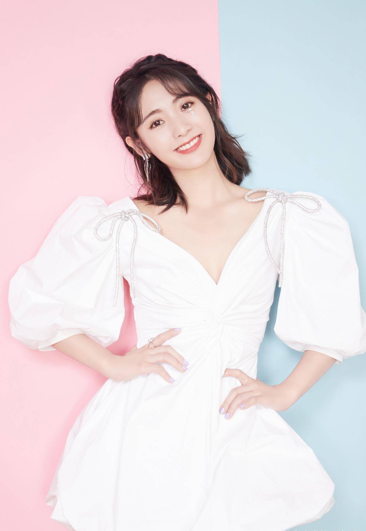 甜美的连衣裙搭配邢菲的日常穿搭风格也与她的长相一般纯真率性,每一