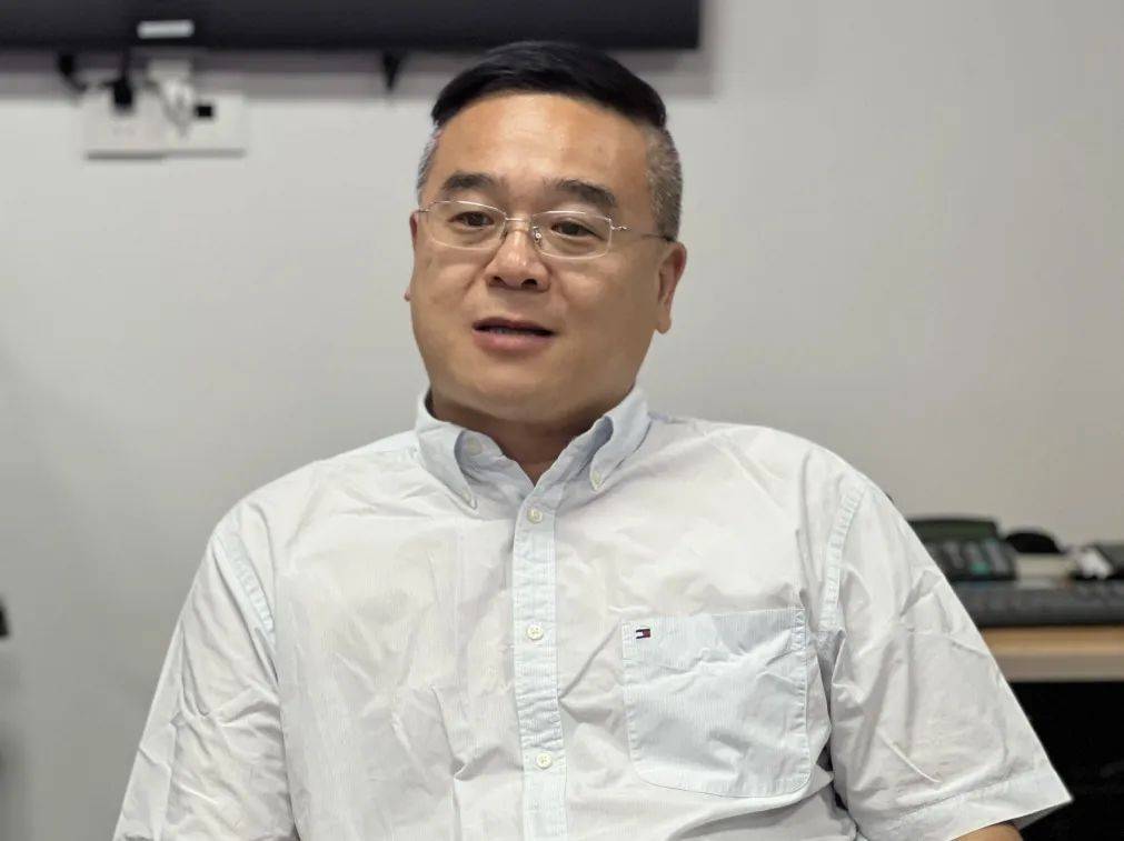 钟映松商会副会长,东方希望集团党支部书记张轮大对