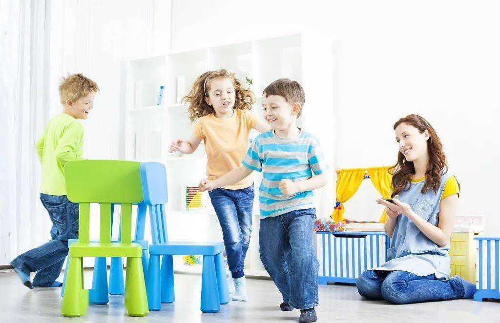 幼儿园家园沟通技巧_ 幼儿园家长工作策略 _