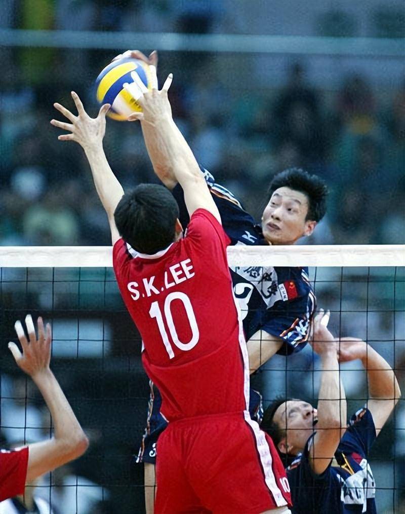 男排国手郑亮:职业生涯辉煌却遭瘫痪,如今为赚医药费做起直播_梁铮