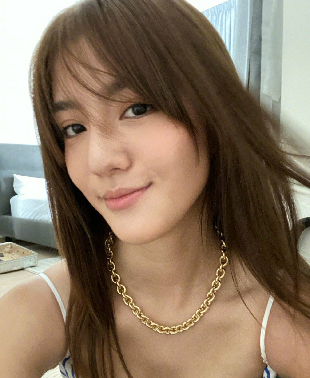 林峯穿条纹衫陪娇妻逛街,吴千语换新衣意外与他凑成情侣装_张馨月