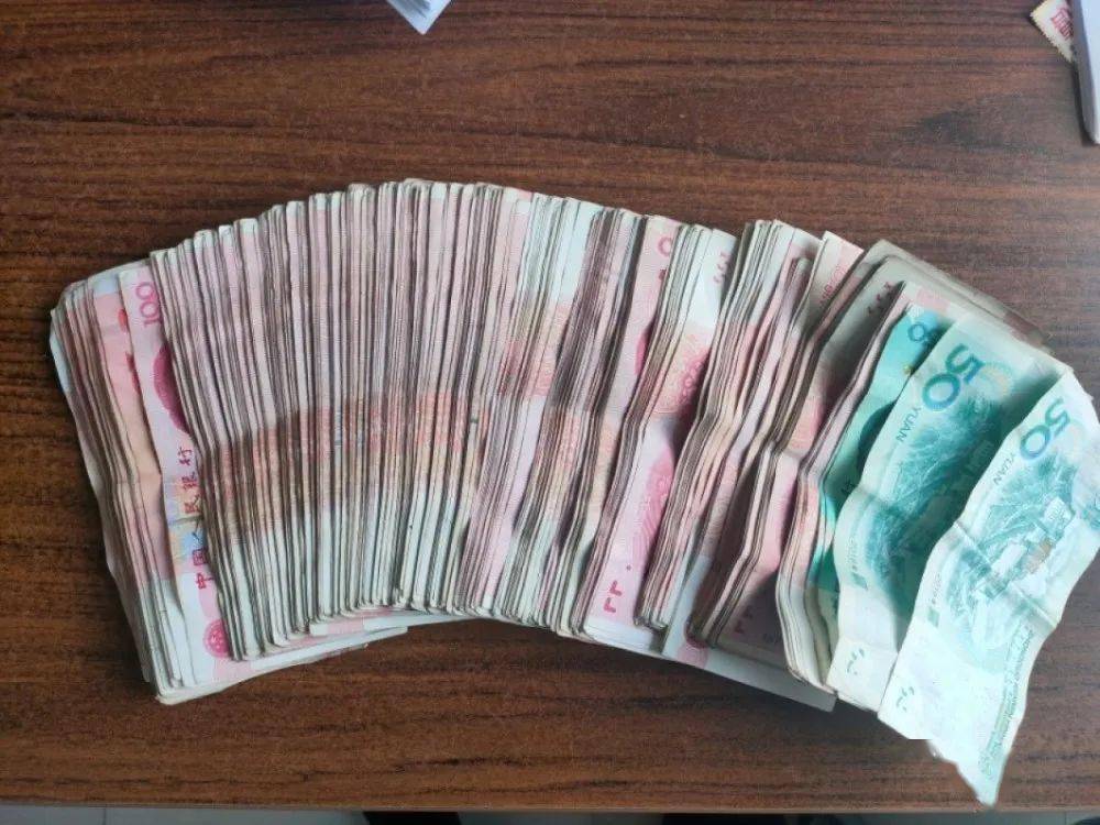 28万元现金尽数追回后,交还给了李师傅,提醒他尽快将这笔钱存到银行里