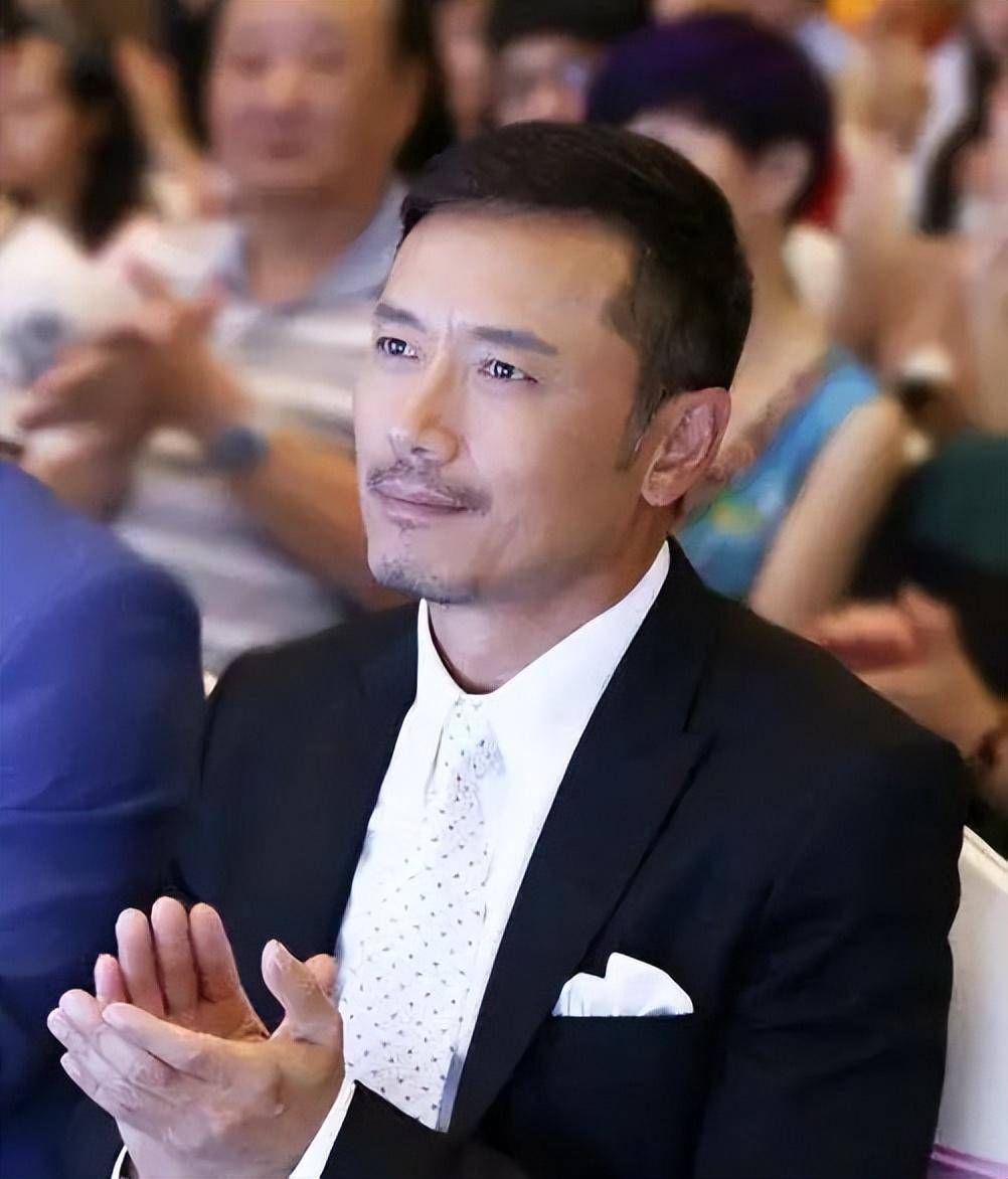 63岁苗侨伟移居加拿大,被曝在当地开餐厅,外形不修边幅变化大_戚美珍